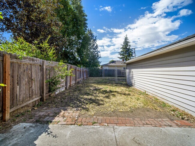 Building Photo - Charming Northwest Spokane Home | Minutes from Audubon Park & Downriver Golf Course