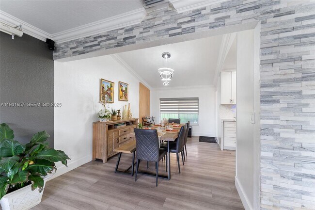 Building Photo - 820 SW 17th Ave