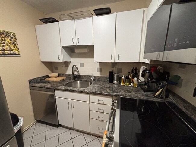 Building Photo - 19 Winchester St