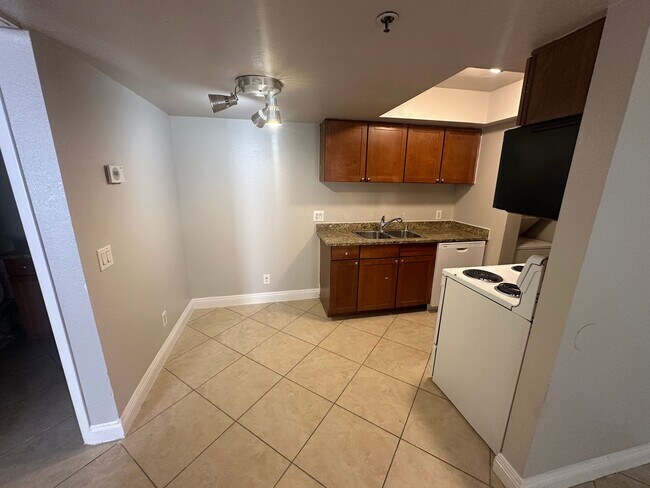 Building Photo - Beautiful 1 Bedroom 1 Bath Condo in Guard Gated Community!!