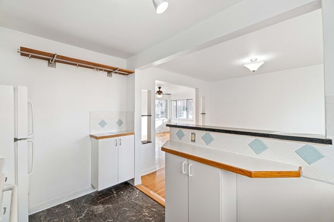 Building Photo - 6569 Rosemoor St