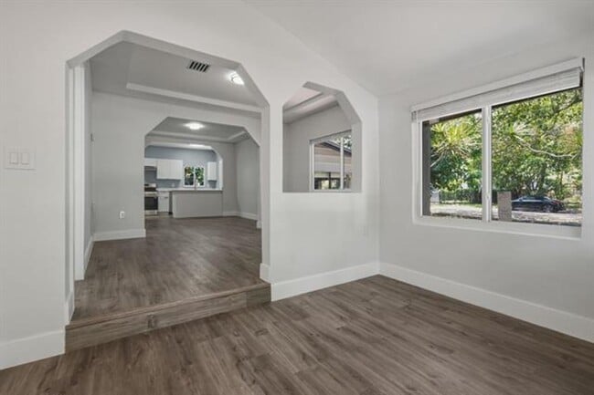 Building Photo - 12980 NE 10th Ave