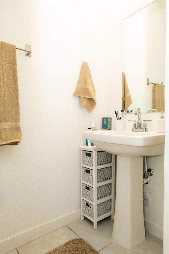 Building Photo - 1147 SW 7th Ave