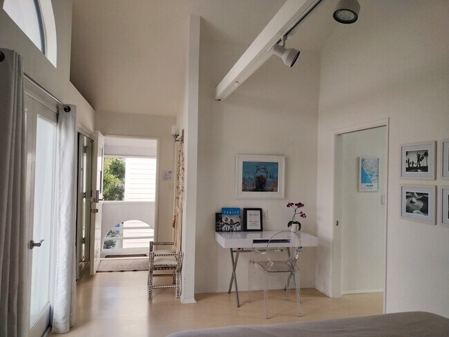 Building Photo - 411 Linnie Canal