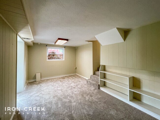 Building Photo - Spacious Three-Bedroom on a Beautiful Lot ...
