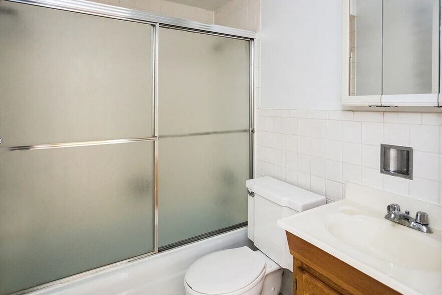 Building Photo - 6040 N Sheridan Rd