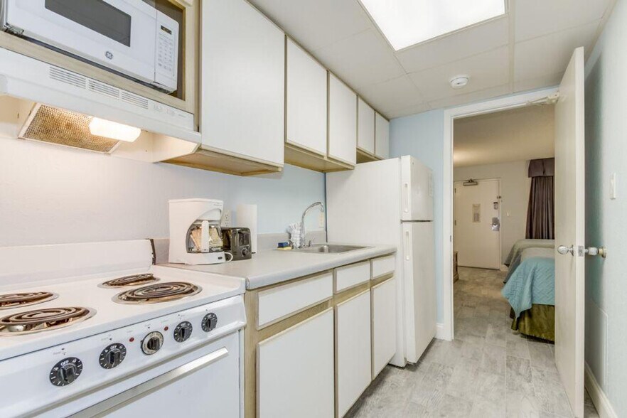 Building Photo - 2300 N Ocean Blvd