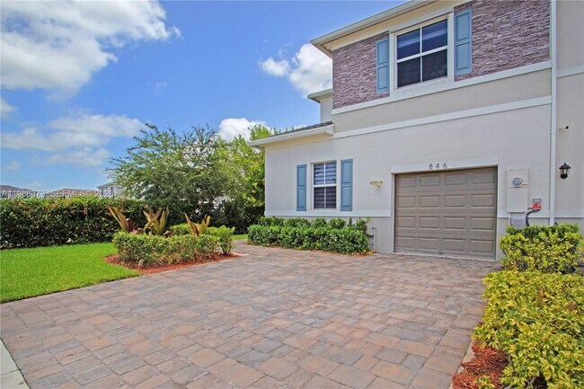 Building Photo - 846 SE 19th St