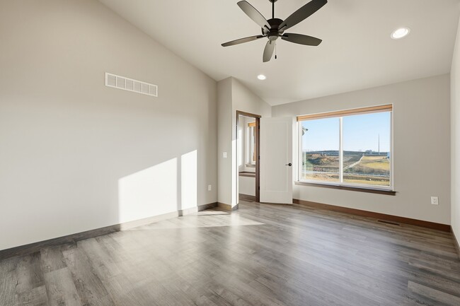 Building Photo - 720 Creekside Dr