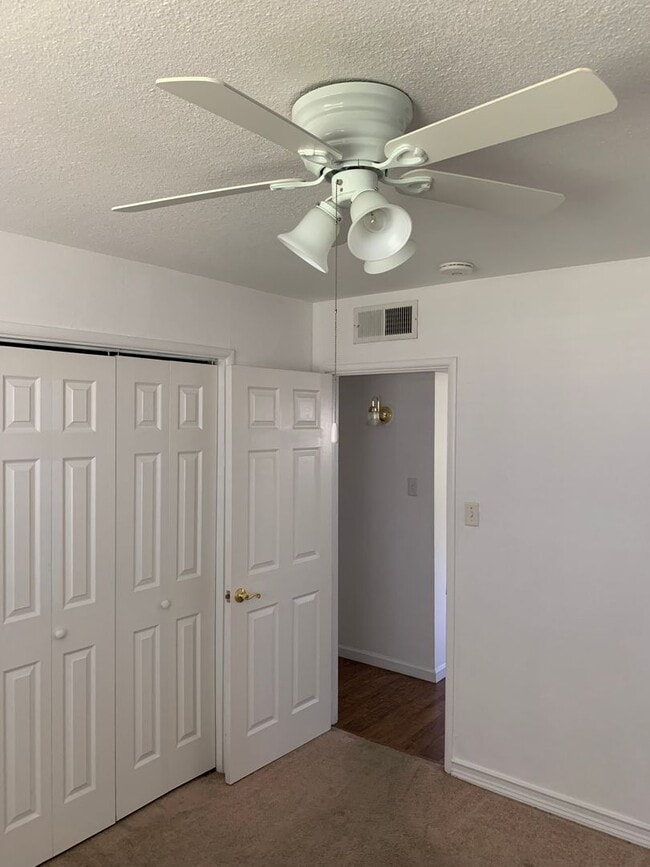 Building Photo - 3 Bedroom 2 Bath Home