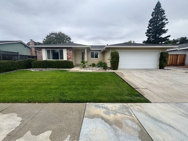 Primary Photo - Beautiful Home in Great Neighborhood! Avai...