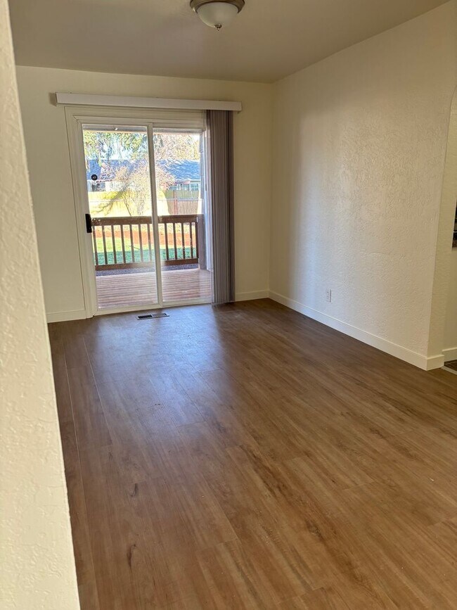 Building Photo - Adorable Renovated Single Family Home READY NOW