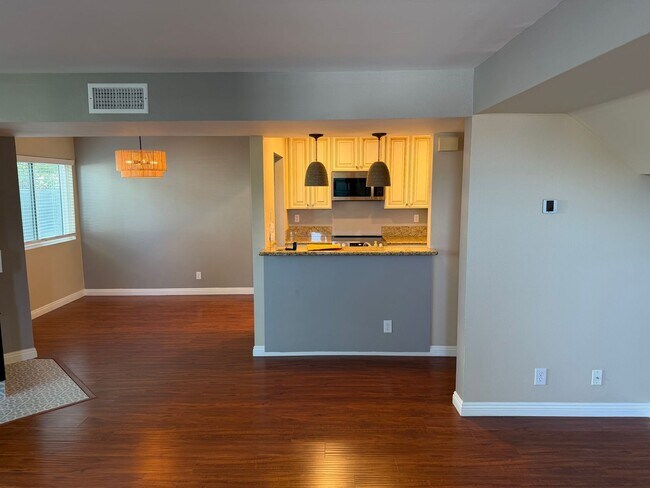 Building Photo - 2 bed, 2.5 bath Le Parc townhome
