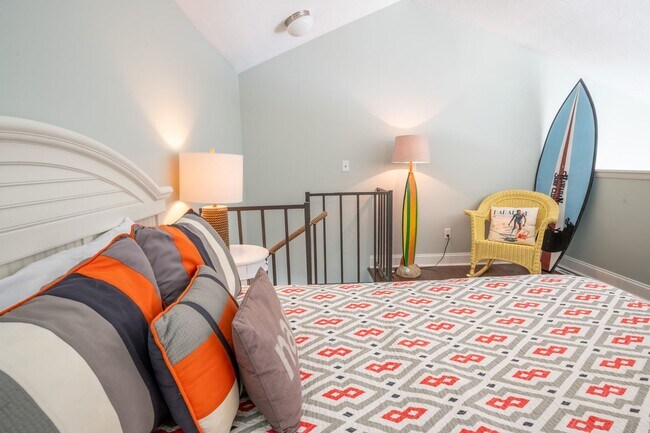 Building Photo - OCEANFRONT, OFF-SEASON FURNISHED UNIT ONLY ONE MONTH LEFT