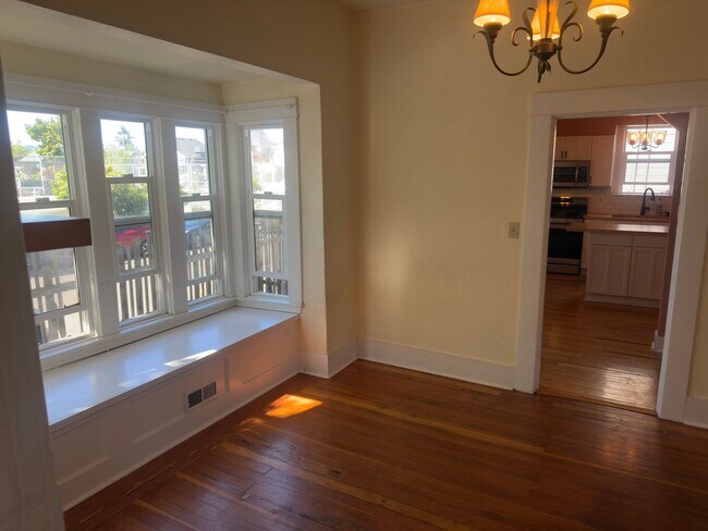 Building Photo - Bright and Spacious