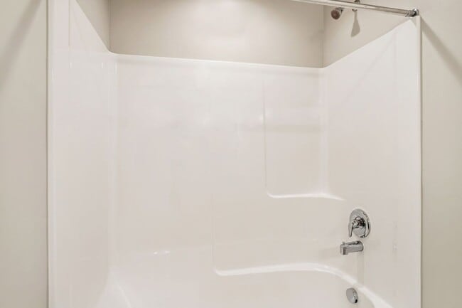 Building Photo - Dog Friendly Exchange Townhome