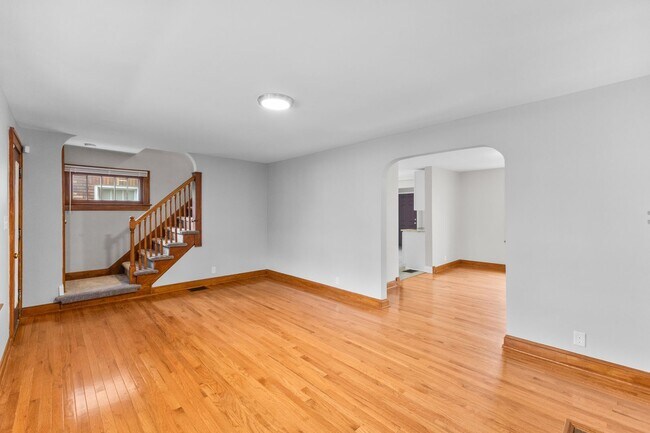 Building Photo - Charming 3-Bed Dutch Colonial with Modern Updates & Massive Yard – Minutes from German Village!