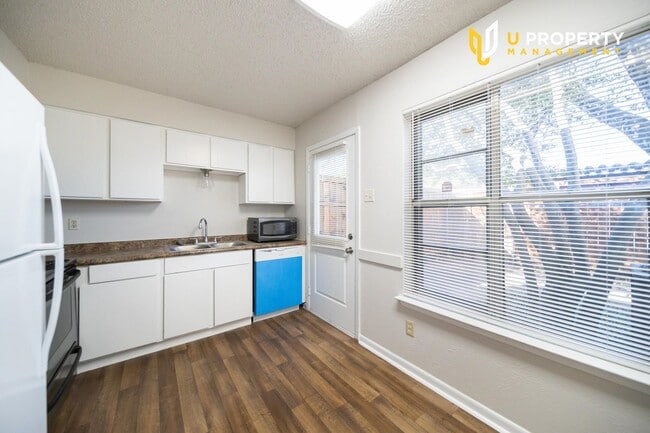Building Photo - Sweet townhome in Dallas