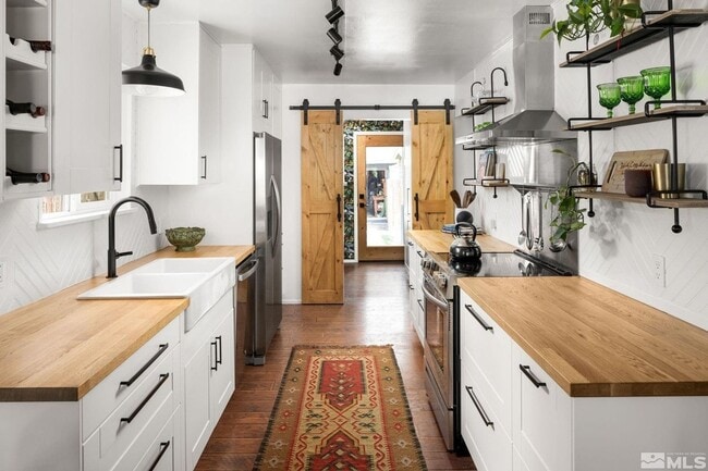 Building Photo - Newly remodeled upscale cabin