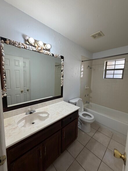 Building Photo - 2104 Paradise Dr