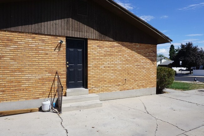 Building Photo - Updated West Valley City 5 bedroom Family Home