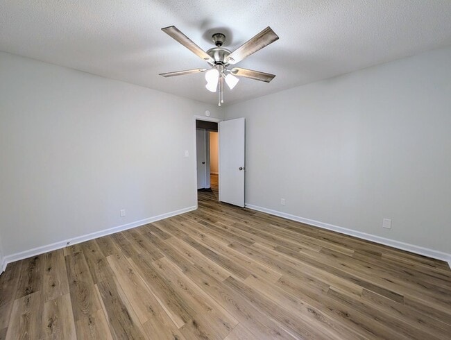 Building Photo - 34 N Circle Dr