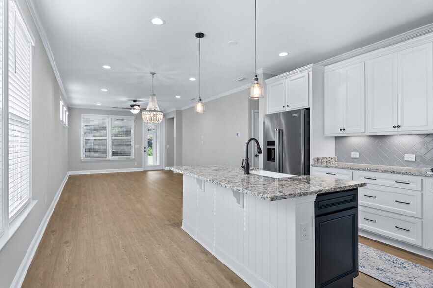 Building Photo - 686 Destiny Dr