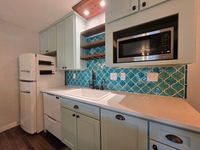 Building Photo - Stylish Ground Level Condo 2 Bedroom 2 Bath!