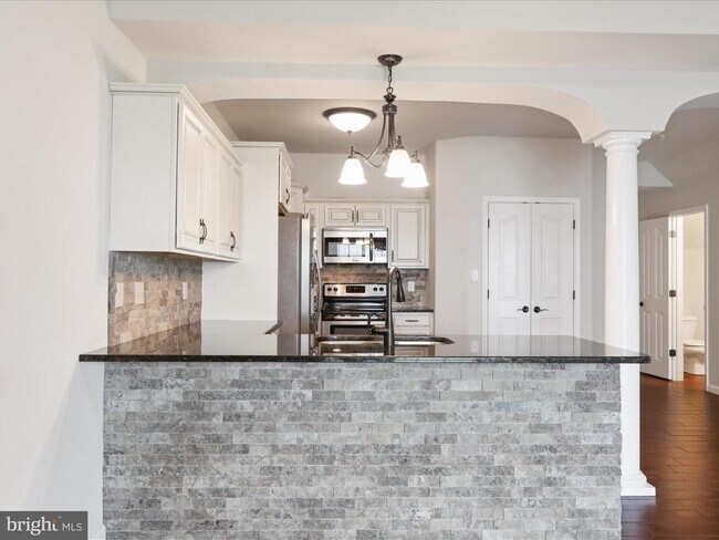 Building Photo - 20 Delano Dr