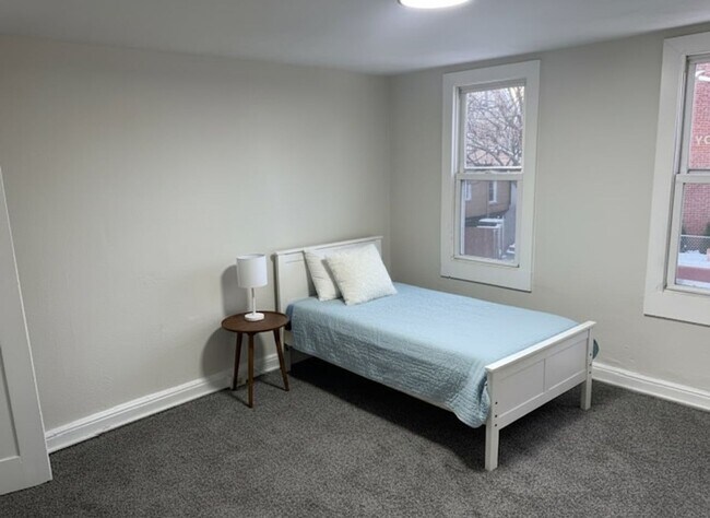 Building Photo - 2BR + Den Home with Private Backyard in Germantown