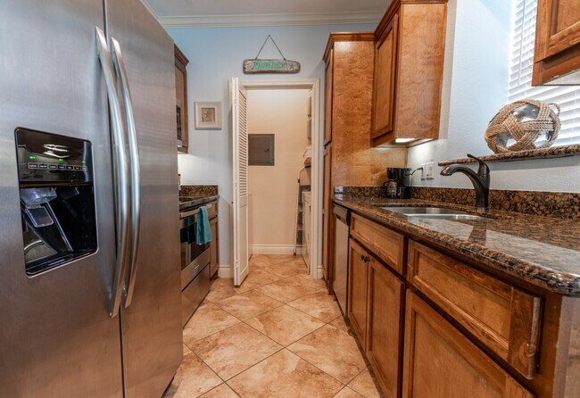 Building Photo - 7000 Seawall Blvd