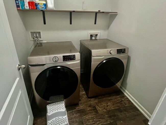 Building Photo - Beautiful 3 Bed, 2 Bath Rental Home – Mode...