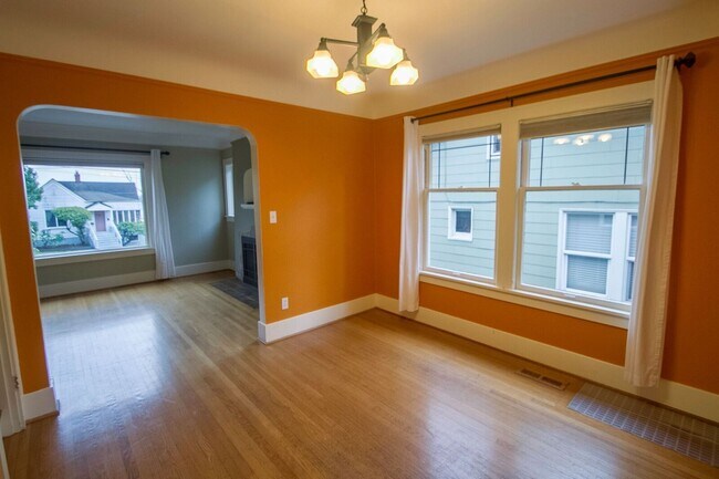 Building Photo - Beautiful Maple Leaf Home