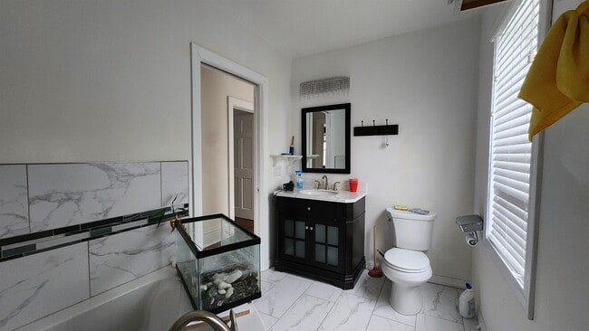 Building Photo - 513 S Brooks St