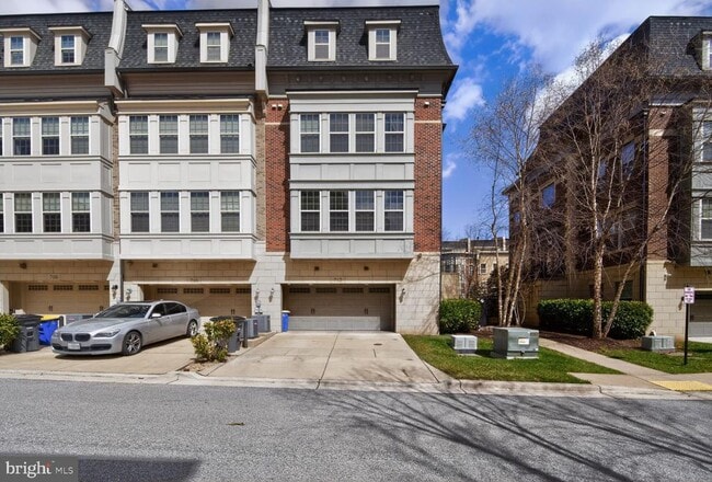 Building Photo - 712 Sentry Square