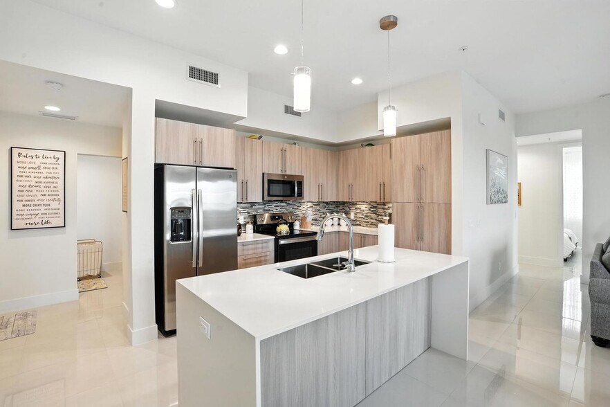 Building Photo - 15900 Royal Pointe Ln