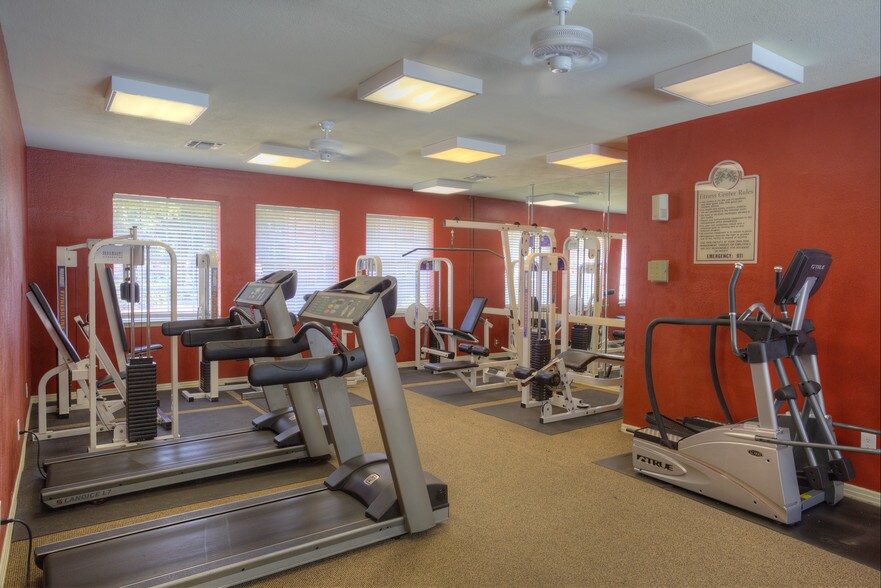 Oaks of Lewisville 200 Oak Knoll Cir Lewisville TX 75067 Apartment