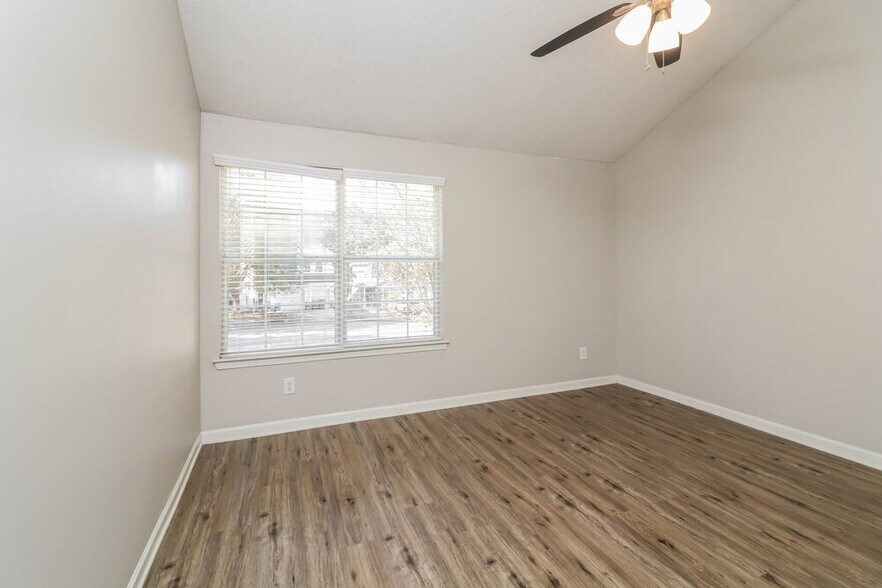 Building Photo - 383 Hidden Creek Ln