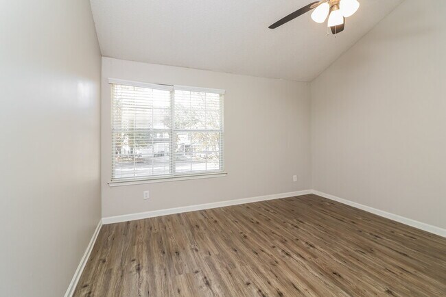 Building Photo - 383 Hidden Creek Ln