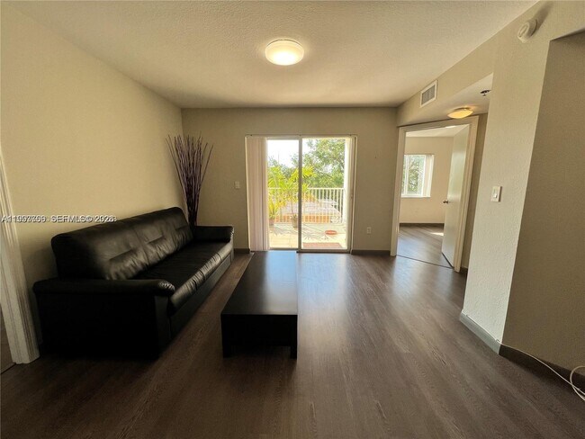 Building Photo - 637 SW 3rd St