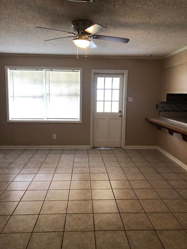 Building Photo - 123 Highland Dr