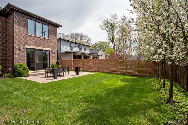 Building Photo - 25925 York Rd