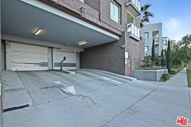 Building Photo - 12655 Bluff Creek Dr