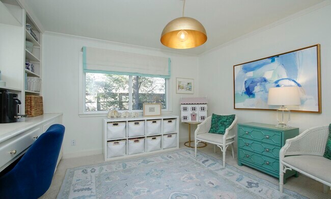 Building Photo - 827 St George Ln