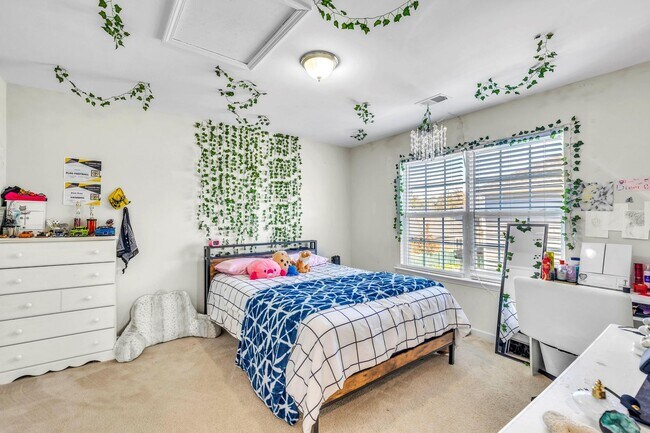 Building Photo - Stunning 4 Bed/2.5 Bath home in Creekside