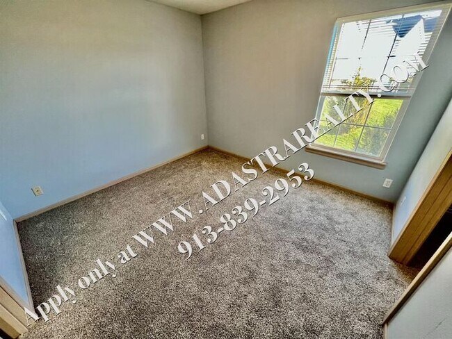 Building Photo - Spacious 3 Bed, 2 Bath, 2 Half Bath Townhome in Lee's Summit-Available NOW!!