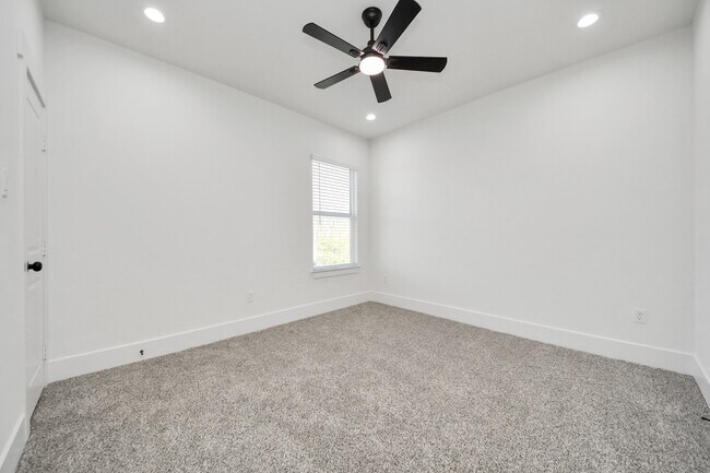 Building Photo - 5531 Nielan St