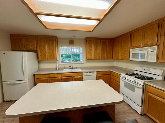 Building Photo - Adorable 3 Bedroom 2 Bathroom Home Just Minutes to Downtown Grass Valley