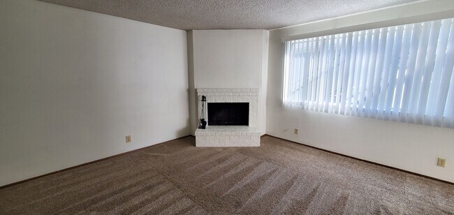 Building Photo - Two Bedroom Apartment in South Salem