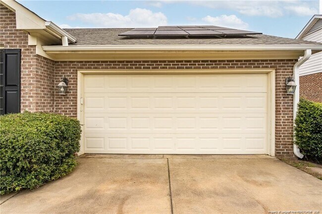Building Photo - 402 Roundtree Dr